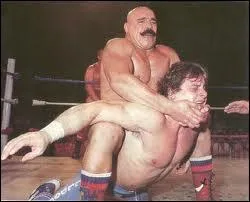 Qui est le crateur du   Camel Clutch   ?