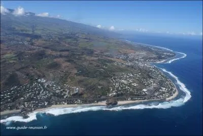 O se situe l'le de la Runion, qui abrite l'un des volcans les plus actifs du monde : le piton de la Fournaise ?