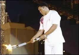 Le grand Mohammed Ali, immense Champion de Boxe, allume la flamme olympique. Il s'agit des J. O. de ?