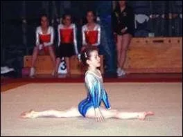 Que fait cette gymnaste ?