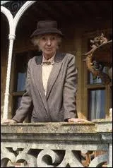 L'actrice Joan Hickson, ge de 78 ans au dbut de la srie, est l'une des interprtes de la fameuse Miss Marple,  la tlvision. Quelle est la particularit de cette Miss Marple l ?