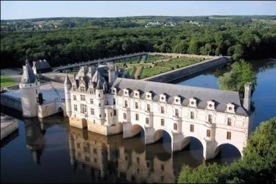 Quel est ce chteau que l'on associe  Catherine de Medicis et Diane de Poitiers ?