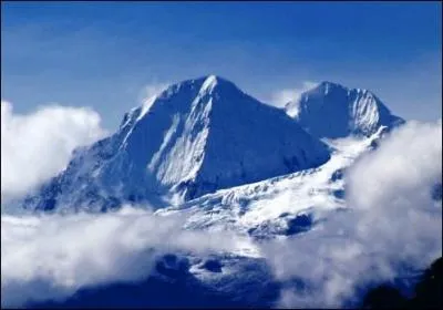 La Sierra Nevada est un massif espagnol en Andalousie. On retrouve ce nom de montagnes dans d'autres pays. Quel est l'intrus ?