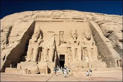 Qui a lanc le chantier du Temple d'Abou Simbel en Egypte ?