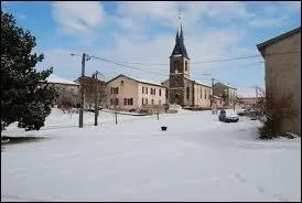 Commenons par un petit tour dans le village d'Athienville o les habitants se nomment les ...