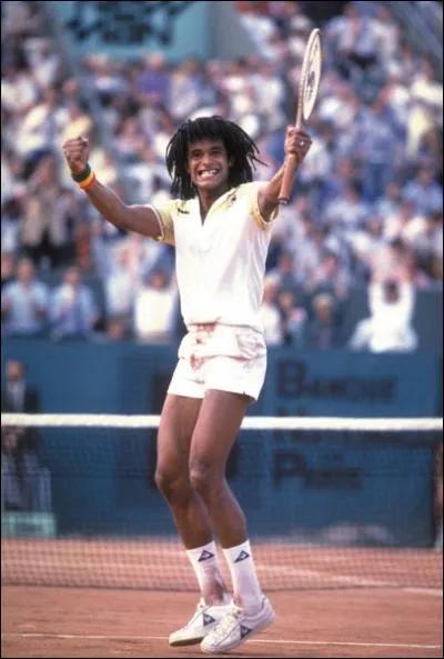 En quelle anne Yannick Noah a-t-il remport le tournoi de Roland-Garros, victoire faisant de lui le seul Franais  avoir remport un tournoi du Grand Chelem depuis 1968, dbut de  l're Open  ?