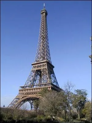 La Tour Eiffel  Paris est constitue d'une structure mtallique mesurant :