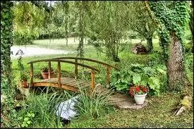 Qui a chanté ''Le Petit Pont de bois'' ?