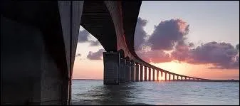 Quelle entreprise a construit le pont de l'île de Ré ?