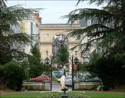 Cette personne est ne en 1932  Dijon, dans le dpartement :