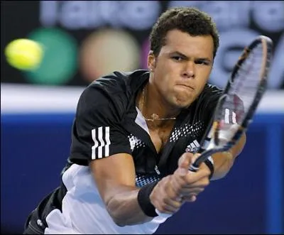 Jo-Wilfried Tsonga est membre de l'quipe de France de Coupe Davis depuis 2008. De quel produit peut-on le voir actuellement faire la pub sur les crans tl ?