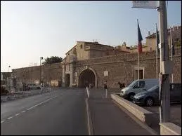 Commenons par la ville d'Antibes et ses habitants rpondant au nom de ...