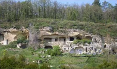 Superbe village avec une falaise troglodytique ayant servi de refuge aux hommes tout au long de l'histoire depuis le magdalnien, je suis ?