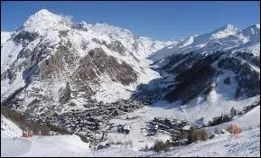 Dans quel massif est situe la station de Val d'Isre ?