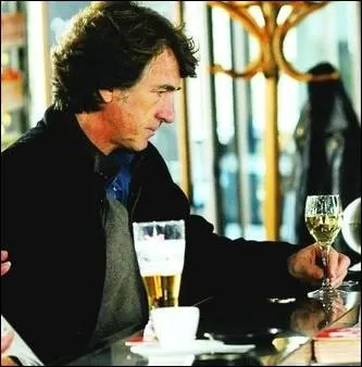 Quel est ce film sorti en 2009, dans lequel Franois Cluzet incarne un patron d'agence de presse, qui dcide de combattre sa dpendance  l'alcool ?