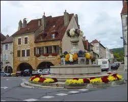 Commenons par une visite de la ville Jurassienne d'Arbois, o les habitants portent le nom de ...