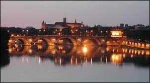 C'est l'anniversaire d'une dame membre de Quizz biz qui habite la ville rose, quelle est cette ville ?