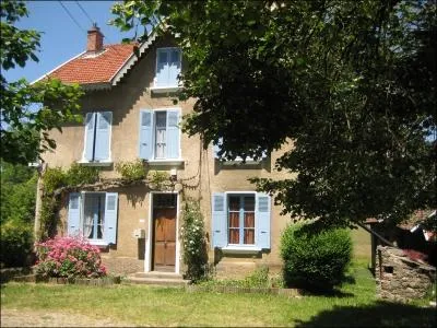 Comment appelle-t-on cette lucarne en charpente formant une saillie dans le toit d'une maison, destine  clairer les combles ?