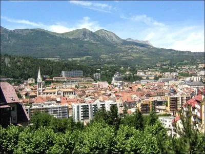 Sur la route Napolon. Ville traverse par la Luye affluent de la Durance. Marie-Anne Chazel.