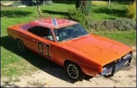 Dbutons par le fameux Gnral Lee, ce bolide orange aux couleurs sudistes que l'on pourrait qualifier de  personnage  central de la srie. De quel modle de voiture est Gnral Lee ?