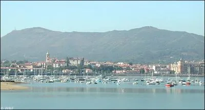 Hendaye est une ville du Sud-Ouest, frontalière de l'Espagne en région Aquitaine, et dans le département des :