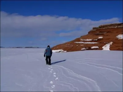 Avant d'aller en ville, restons dans une rgion loigne, le temps de faire le plein de silence et de vent. Quelle est cette rgion aux falaises rouges et o le vent triomphe ?