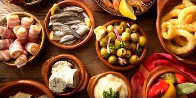 Quel pays  la tradition culinaire des  tapas  ?