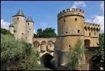 Quelle est cette porte, un des plus anciens monuments de Metz, depuis laquelle une promenade le long de la Seille, puis de la Moselle mne au centre historique de la ville ?