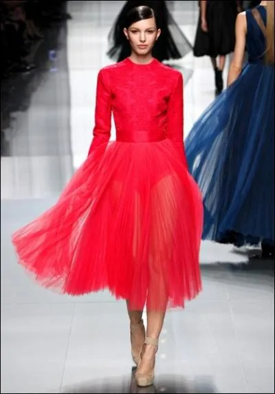 Pour ce rveillon, je me verrais bien dans cette robe pimpante, d'un rouge trs vif, dessine par Dior. Mais si je la prenais dans la couleur  complmentaire  du rouge, elle serait... ?