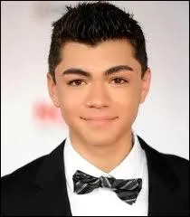 Dans la srie Shake It Up, Adam Irigoyen joue le rle de Deuce. Dans la saison 2, quel est le travail de Deuce ?