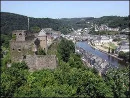 Pour financer son dpart pour la premire croisade vers Jrusalem, Godefroy de Bouillon a revendu son chteau situ sur un peron rocheux surplombant la ville de Bouillon et un cours d'eau : 