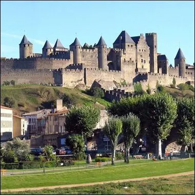 Au coeur du dpartement de l'Aude, voici la plus grande cit fortifie qui a conserv son apparence mdivale, on y dcouvre sa Cathdrale Saint- Michel, la chapelle des Jsuites :