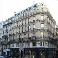 De quelle poque date un immeuble qualifi de  Haussmannien  ?