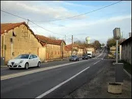 Je suis sur la Route Nationale 4 et je traverse le village de Coole, o les habitants se nomment les ...