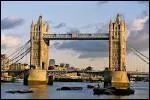 Dans quelle ville se trouve le Tower Bridge ?