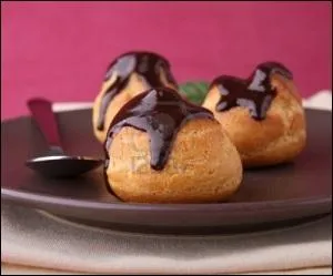 Choux fourrs de glace  la vanille et napps de chocolat :