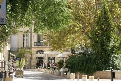 La place du March-aux-Fleurs est une des places de l'cusson, le centre historique de la ville. Situe  l'est de la prfecture. En d'autres temps, vous auriez fait l'appoint avec des Grisettes.