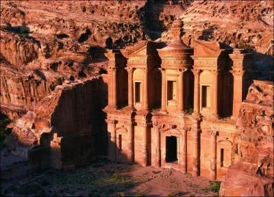 Cit Antique en Jordanie dont les btiments sont taills directement dans de la roche grseuse, il s'agit de :