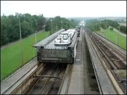 Un plan inclin, ascenseur  bateaux, situ sur le parcours du canal Bruxelles-Charleroi a t mis en service en 1968. Dans quelle province se situe-t-il ?