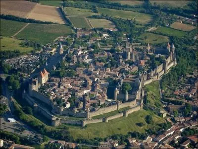 Quelle ville accueille cette cit mdivale, classe en 1997 au patrimoine mondial par l'UNESCO ? [Crdit photo, solon-deviant]