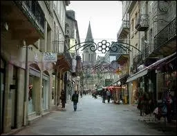 Voici une rue pitonne de Brive-la-Gaillarde. O est situe cette ville sportive ?