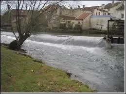 La Crusnes est une rivire Lorraine qui prend sa source dans la commune de Crusnes. Dans quel dpartement se situe cette commune ?