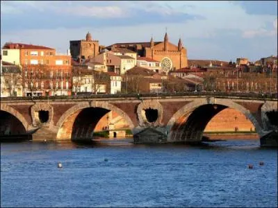 Quel grand cours d'eau la Dordogne rejoint-elle pour former l'estuaire de la Gironde ?