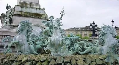 Quelle est cette place de Bordeaux amnage entre 1810 et 1828 o l'on peut admirer le monument aux Girondins  la mmoire des dputs Girondins victimes de la Terreur ?