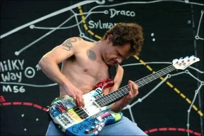 Quel est le nom de ce bassiste, membre des Red Hot Chili Peppers ?