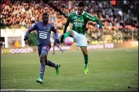 A quel club appartient le joueur en vert ?