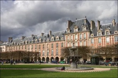 Inaugure en 1612, cette place est amnage par Henri IV qui souhaite en faire un lieu de fte et de promenade. Elle prend son nom dfinitif en 1800.