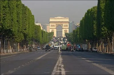 Trace en 1670 pour prolonger la perspective du jardin des Tuileries, cette alle champtre connat un essor considrable sous le second Empire avec la construction d'htels particuliers.