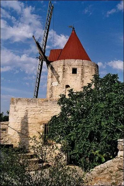 On commence doucement ; quel est ce moulin célèbre ?