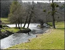 Dans quel dpartement de la rgion Limousin la Boucheuse prend-elle sa source ?